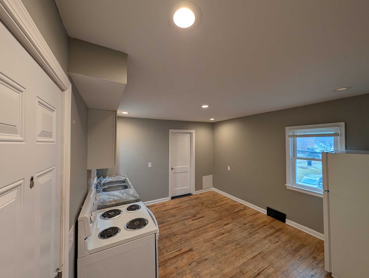 215 S Ewing St #B - Photo 7 of 10