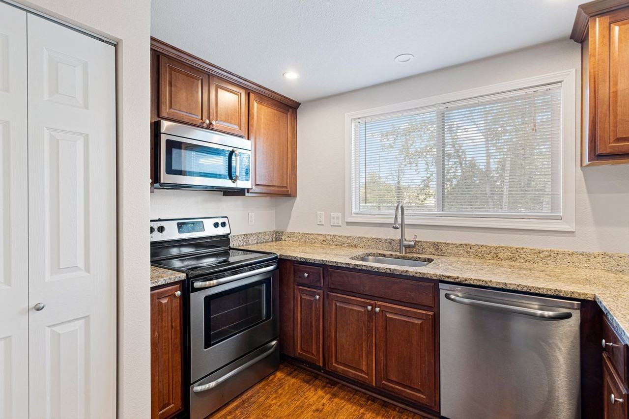 Bayshore Vista Apartments - Photo 6 of 39