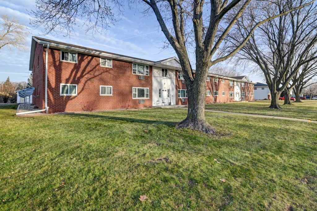 104 W Klubertanz Dr ##Apt - Photo 3 of 26