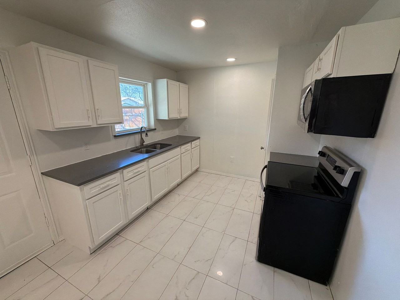 1825 Southstone Ln - Photo 3 of 11