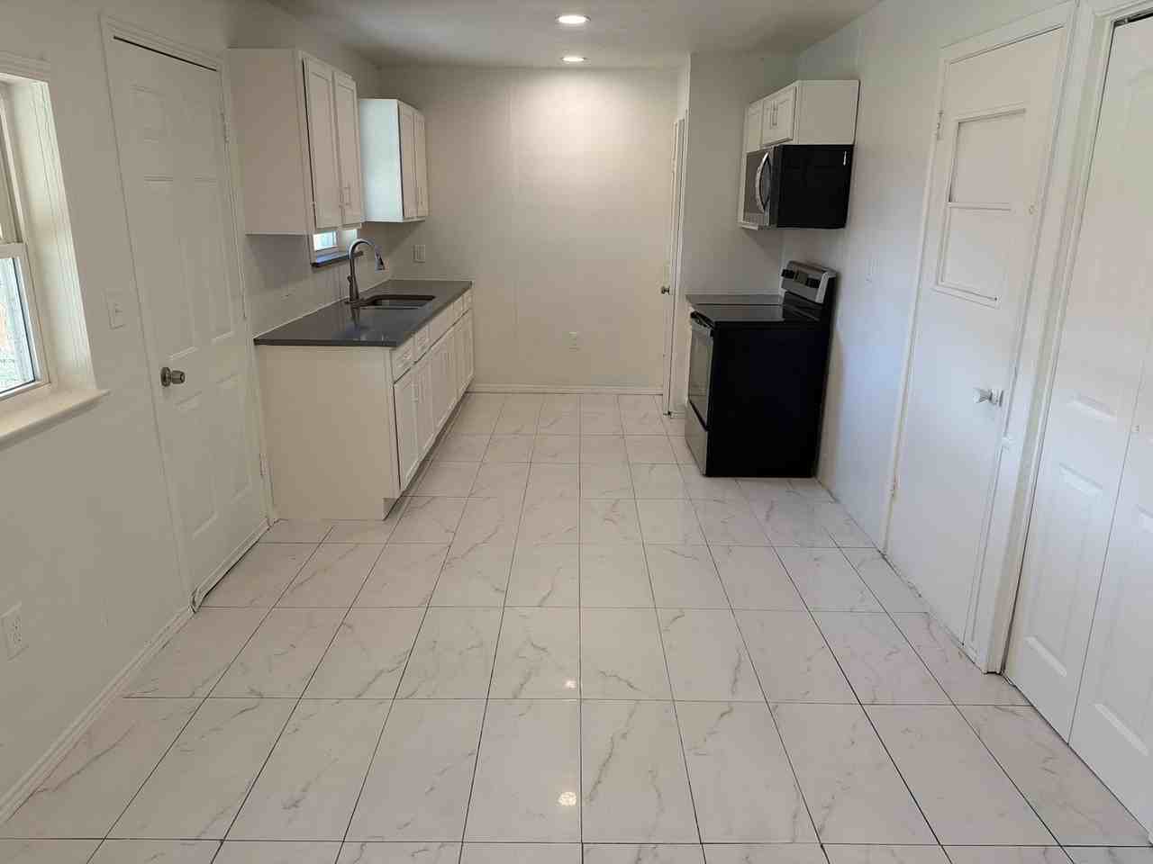 1825 Southstone Ln - Photo 4 of 11