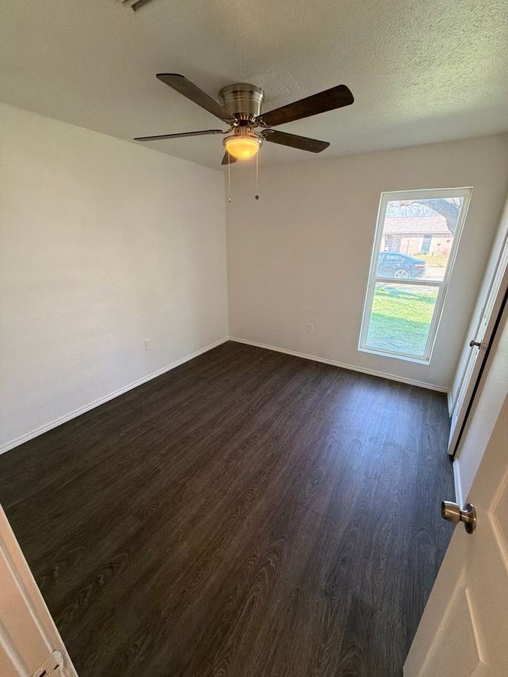 1825 Southstone Ln - Photo 6 of 11