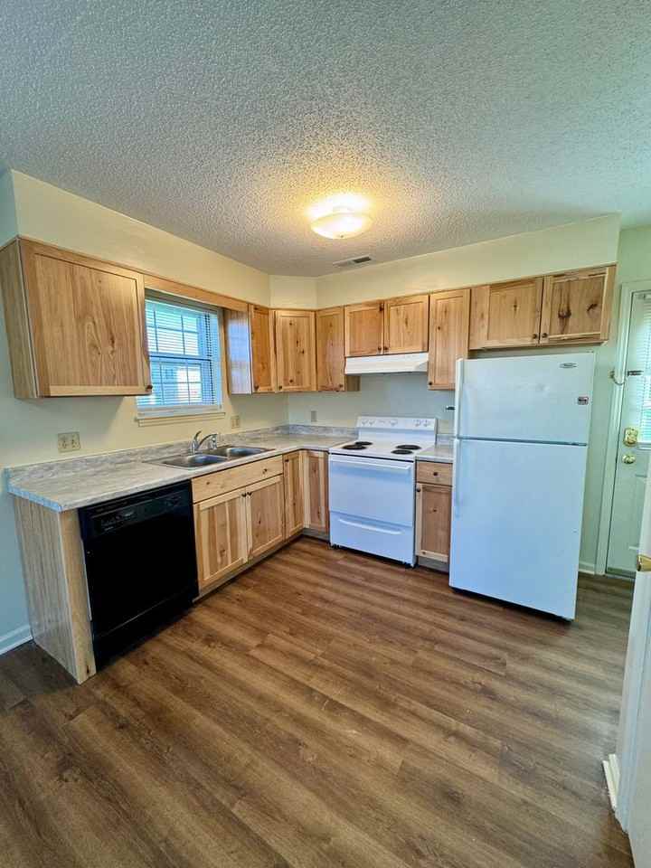 1198 Rosedale Dr - Photo 2 of 11