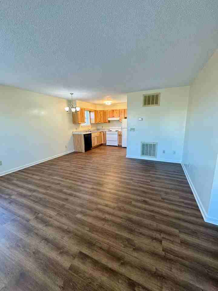 1198 Rosedale Dr - Photo 3 of 11