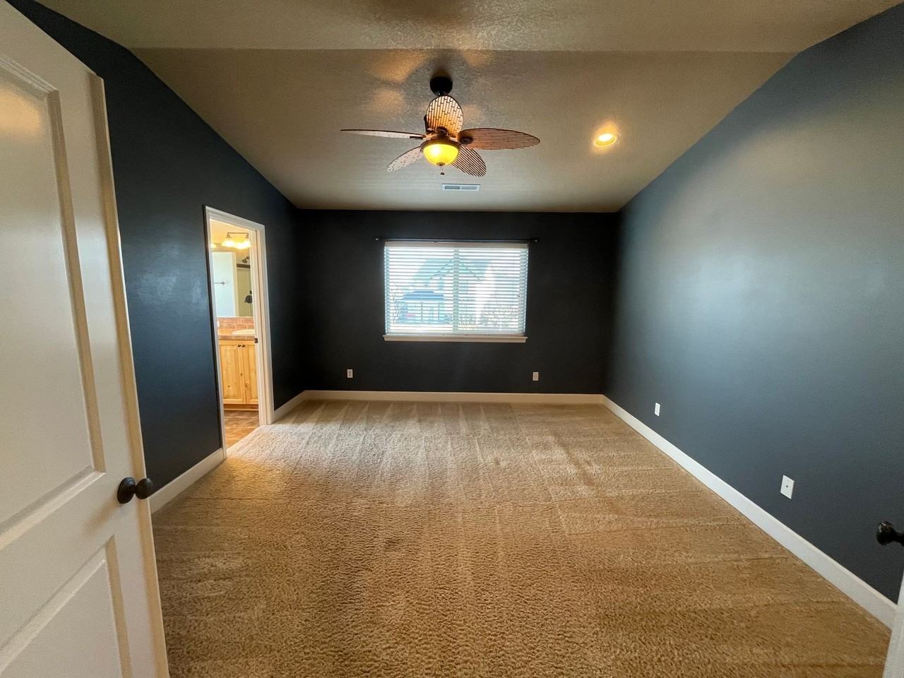 788 Nw 28th Loop - Photo 5 of 32