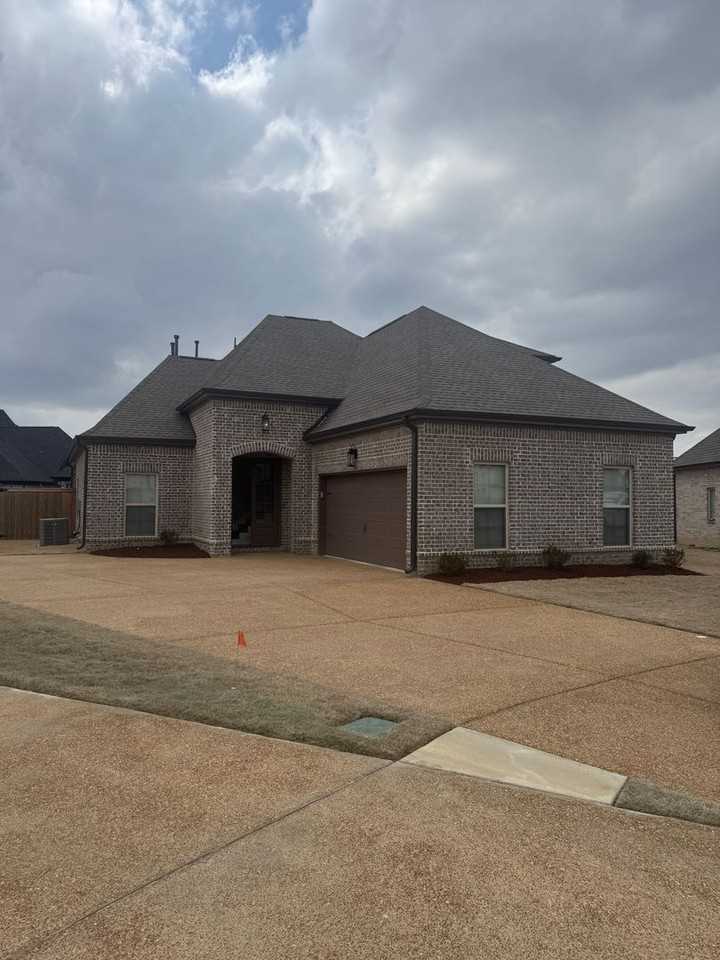 5473 Glenstone Cv S - Photo 2 of 33