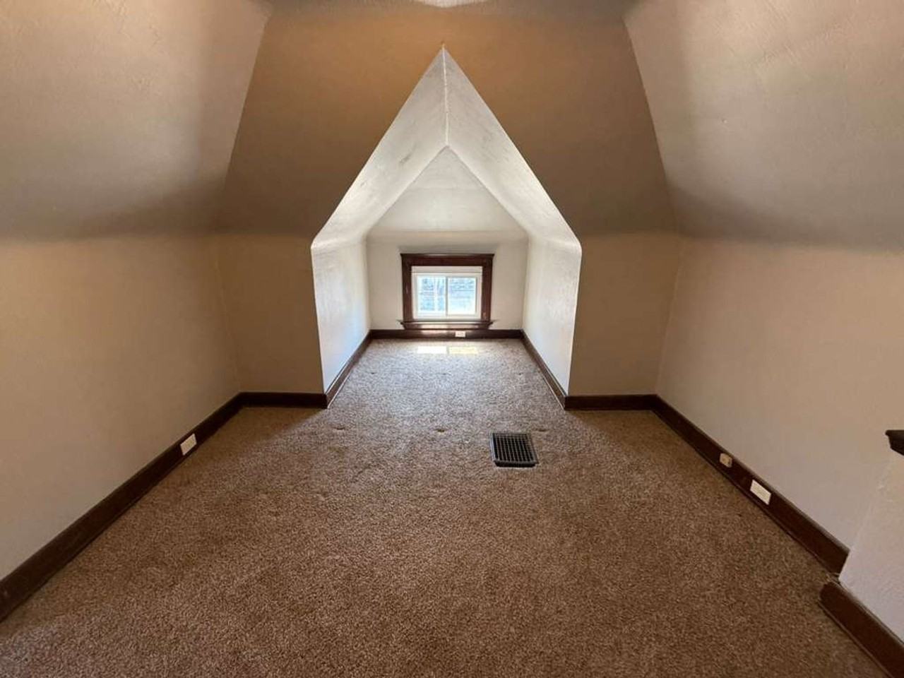 15401 Grovewood Ave - Photo 2 of 29