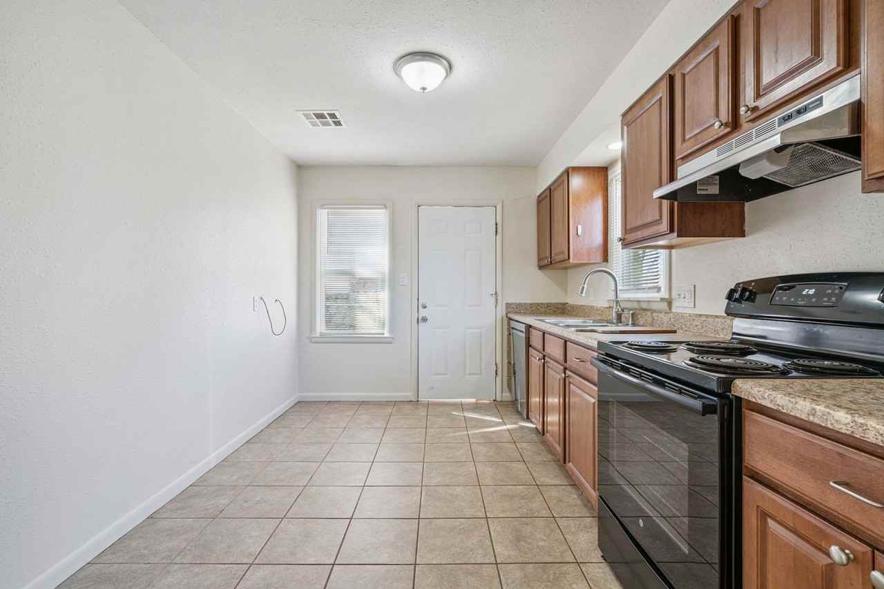 3309 Se 20th St - Photo 4 of 15