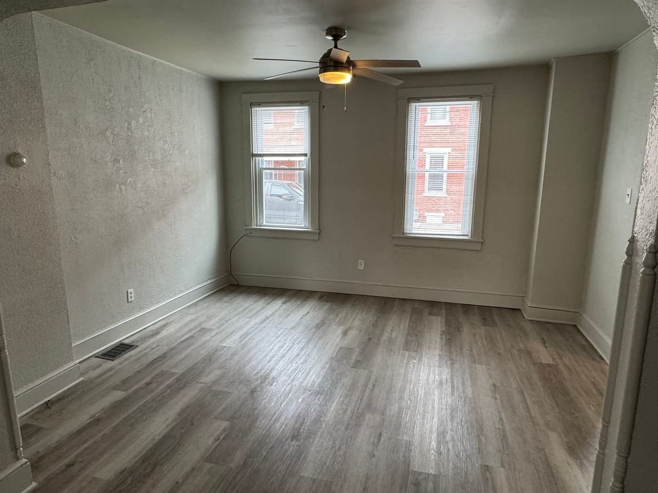 533 Woodward St - Photo 3 of 20