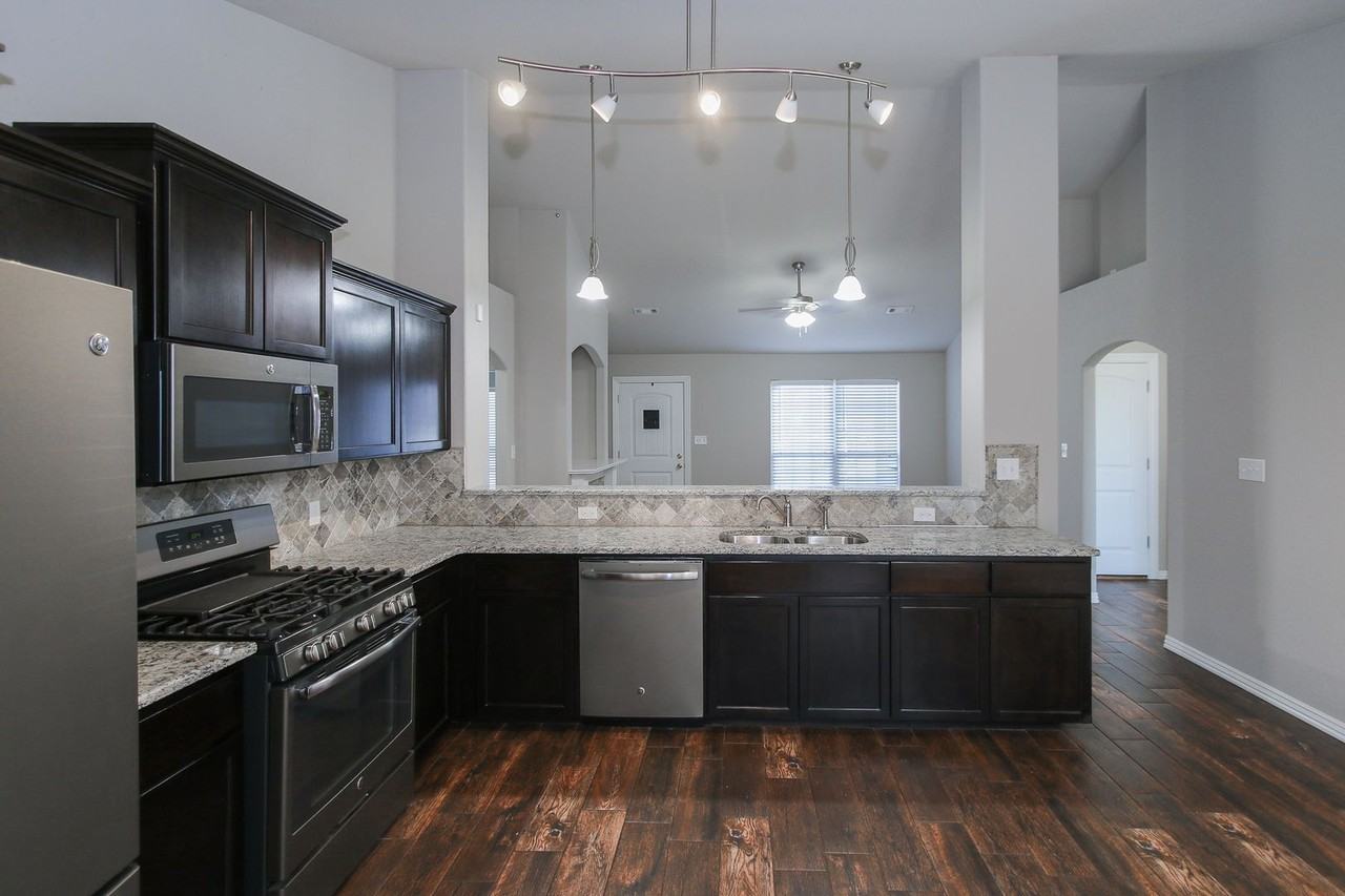 213 Adams St - Photo 7 of 20