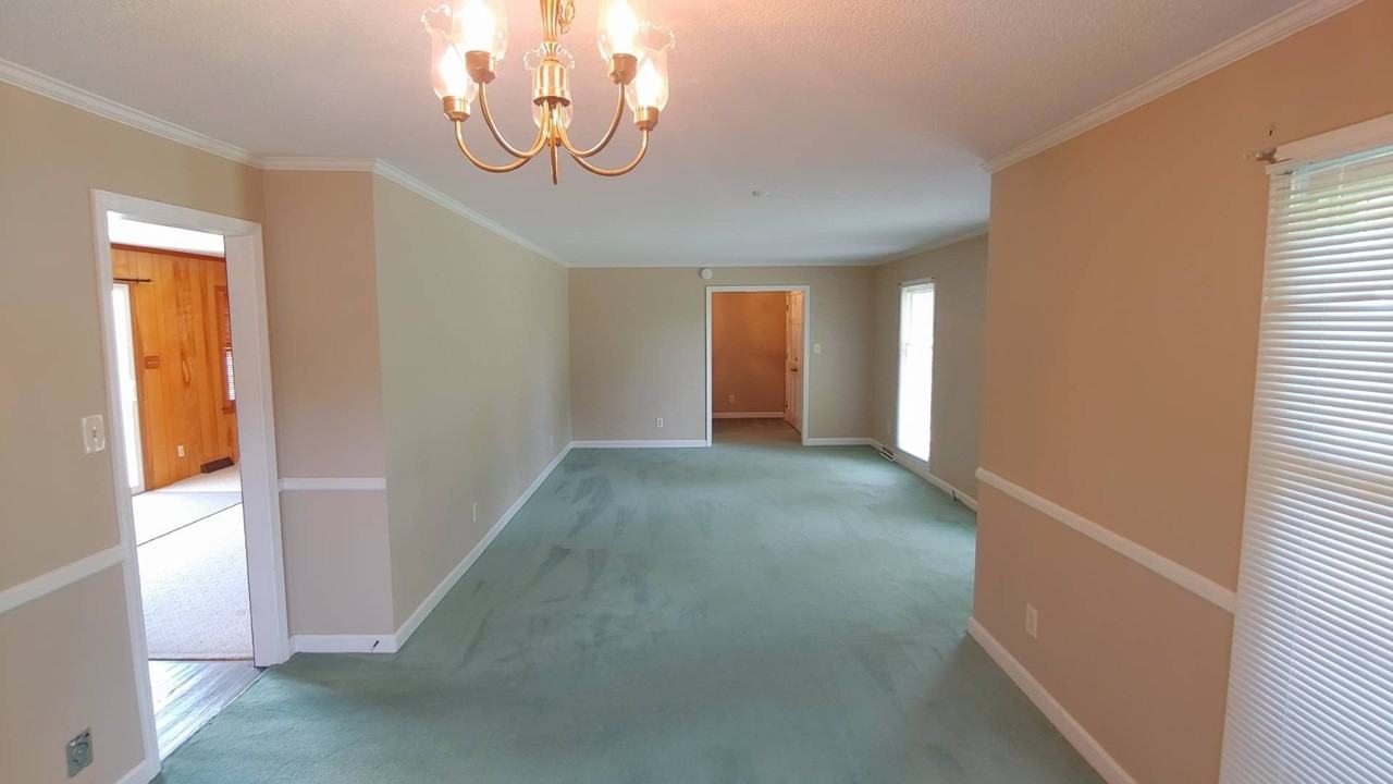 107 Pinewood Dr - Photo 4 of 15