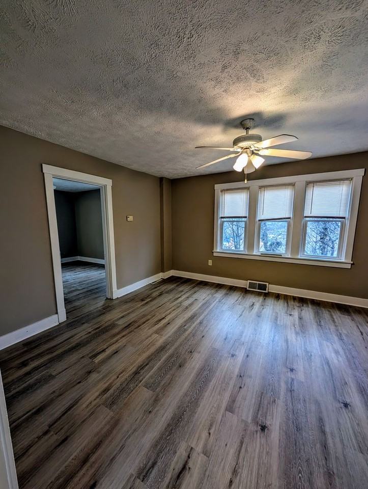 1668 Crafton Blvd - Photo 2 of 5