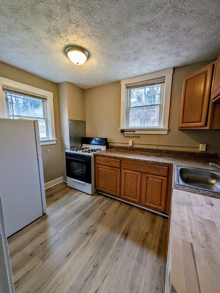 1668 Crafton Blvd - Photo 3 of 5