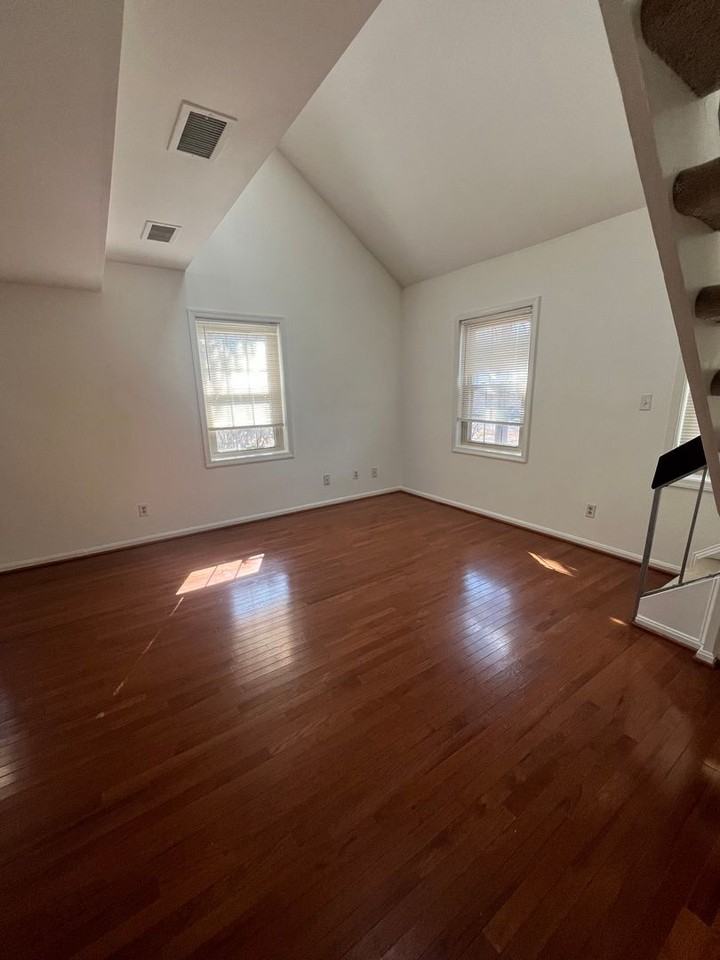 1413 E Abingdon Dr #4 - Photo 3 of 13