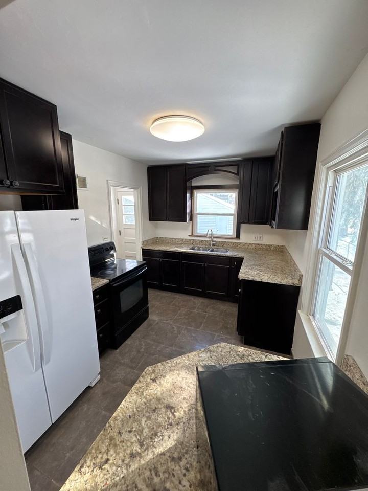 1058 23rd Ave Se - Photo 4 of 40