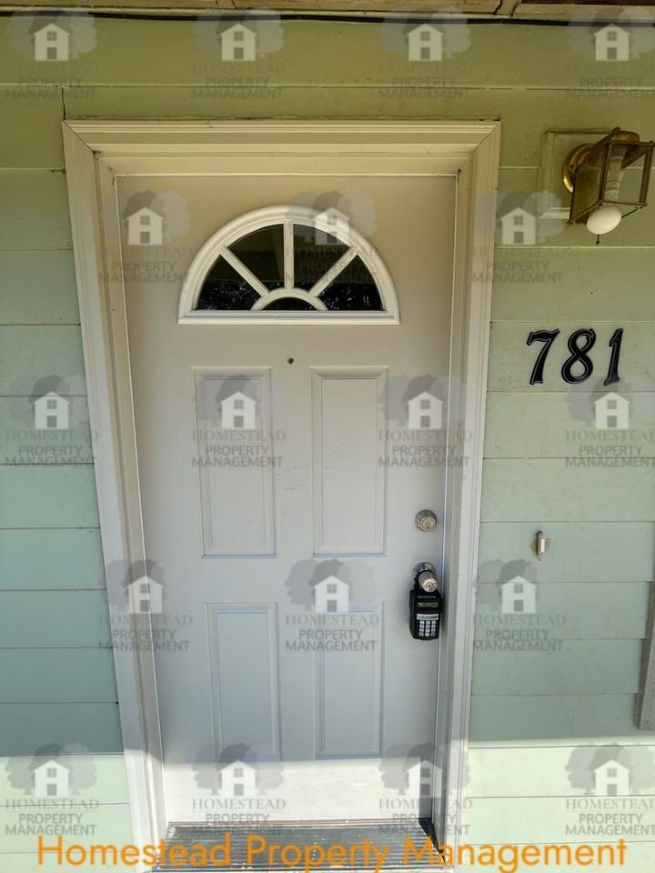 781 Stephanie St N - Photo 4 of 32