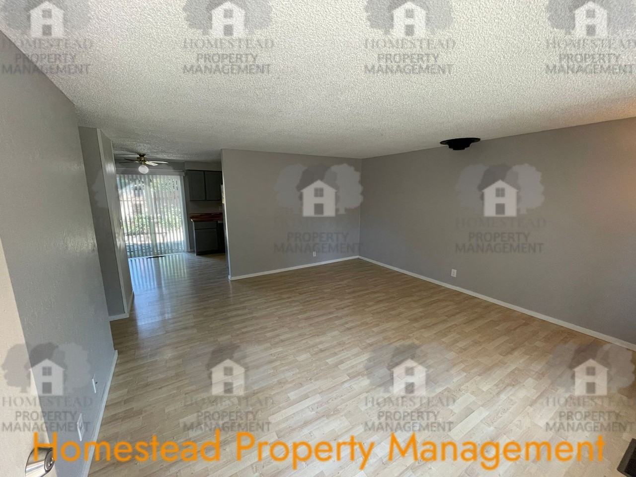 781 Stephanie St N - Photo 5 of 32