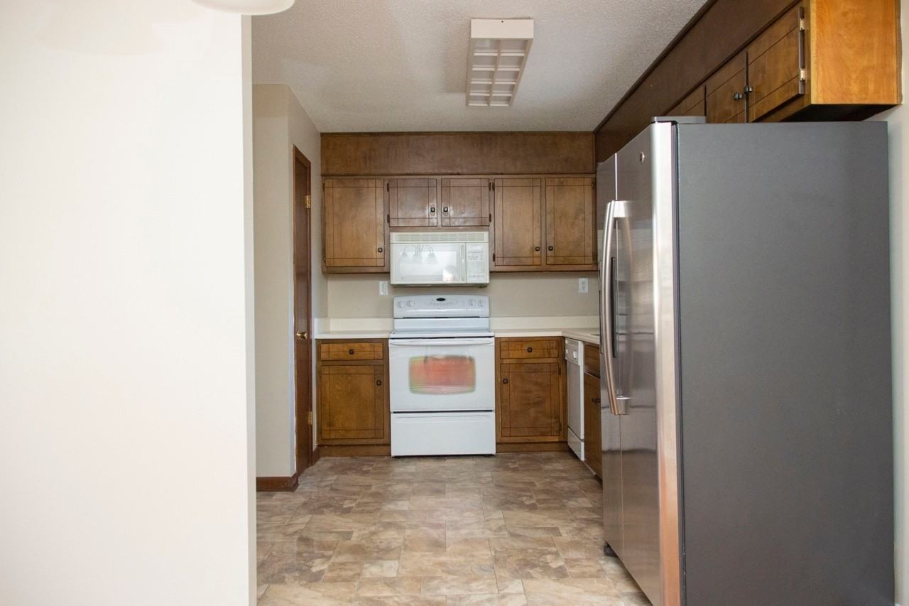 809 Bishop Cir - Photo 7 of 31