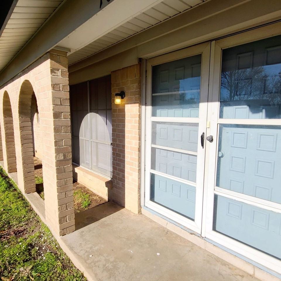 1026 Brookshire Cir - Photo 2 of 23