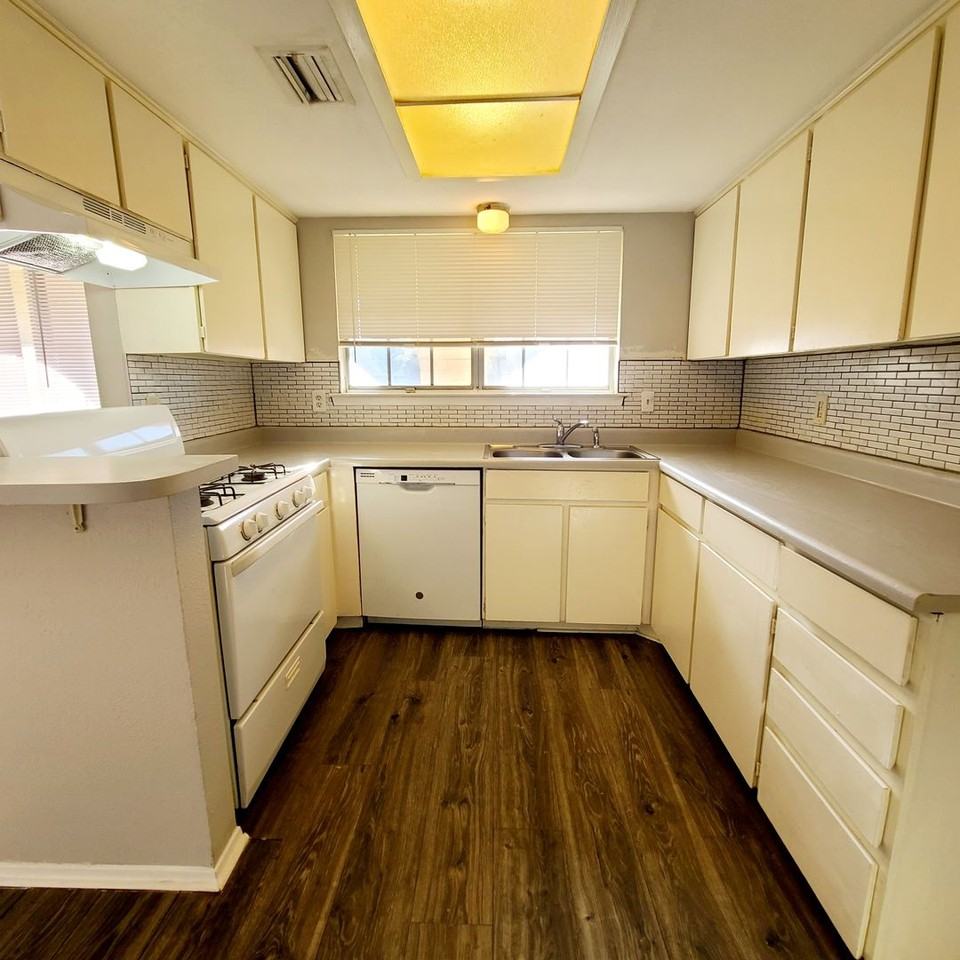 1026 Brookshire Cir - Photo 7 of 23