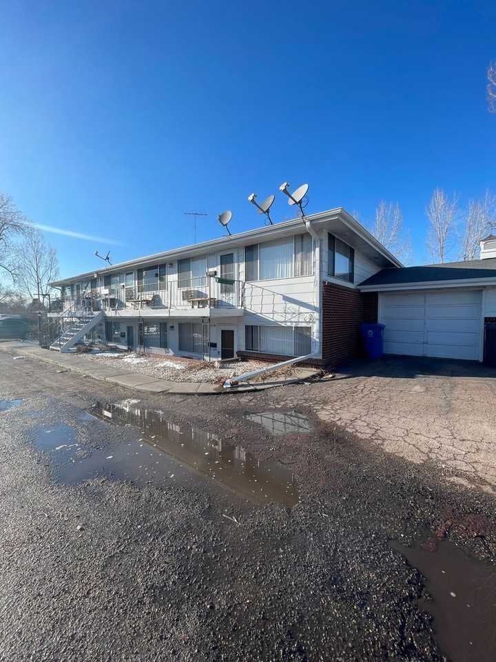 2527 N Garfield Ave - Photo 2 of 11