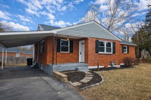 featured image of 8 W Chestnut Hill Rd