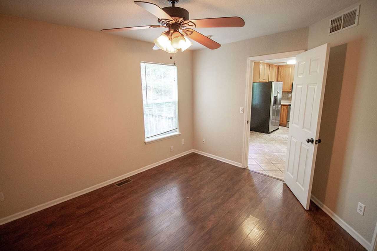 1329 Valley Creek Ln - Photo 4 of 48