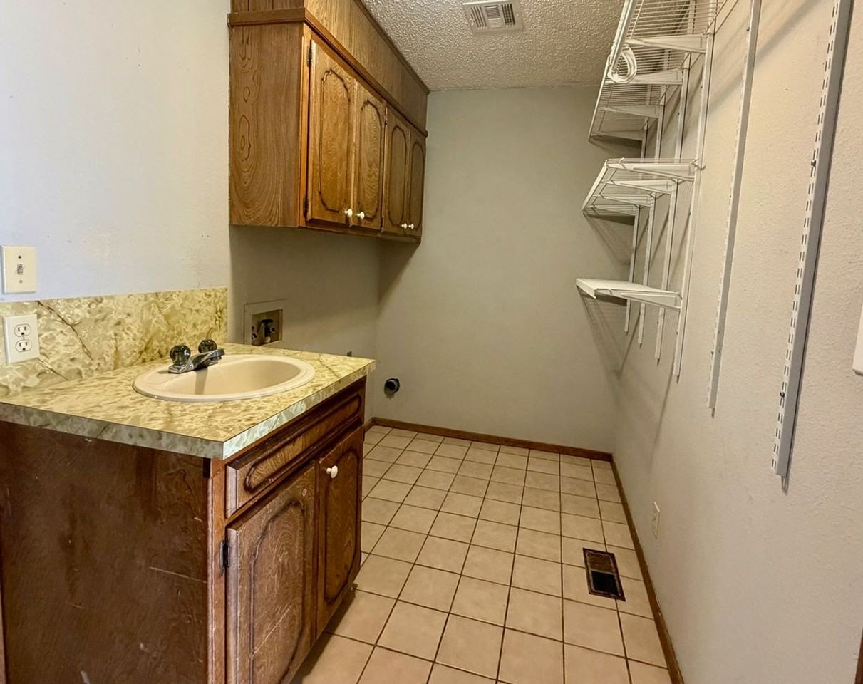 15604 Gaddy Rd - Photo 4 of 16