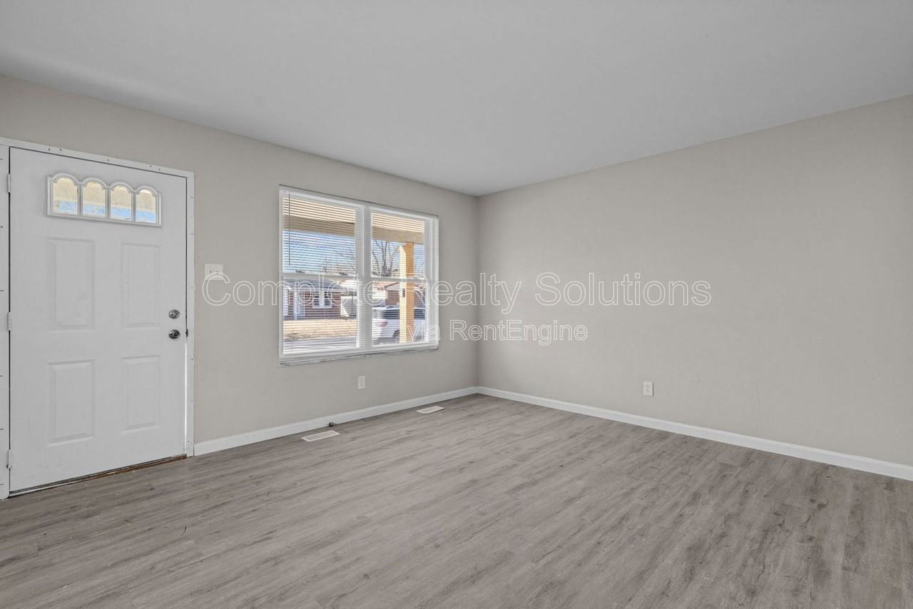 10432 Royal Dr - Photo 3 of 35