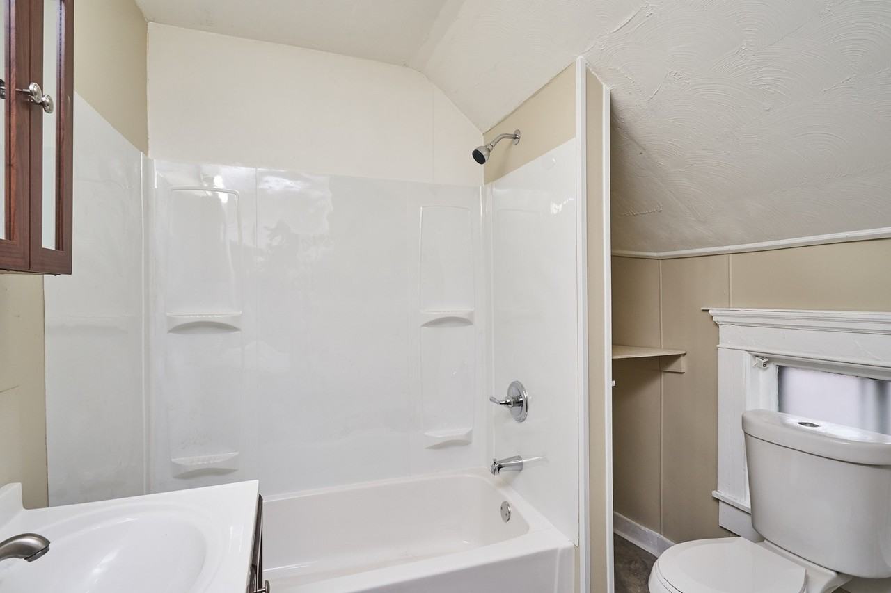 851 Princeton St - Photo 6 of 18