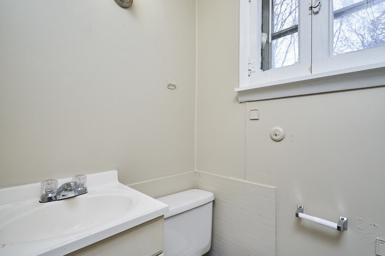 851 Princeton St - Photo 7 of 18