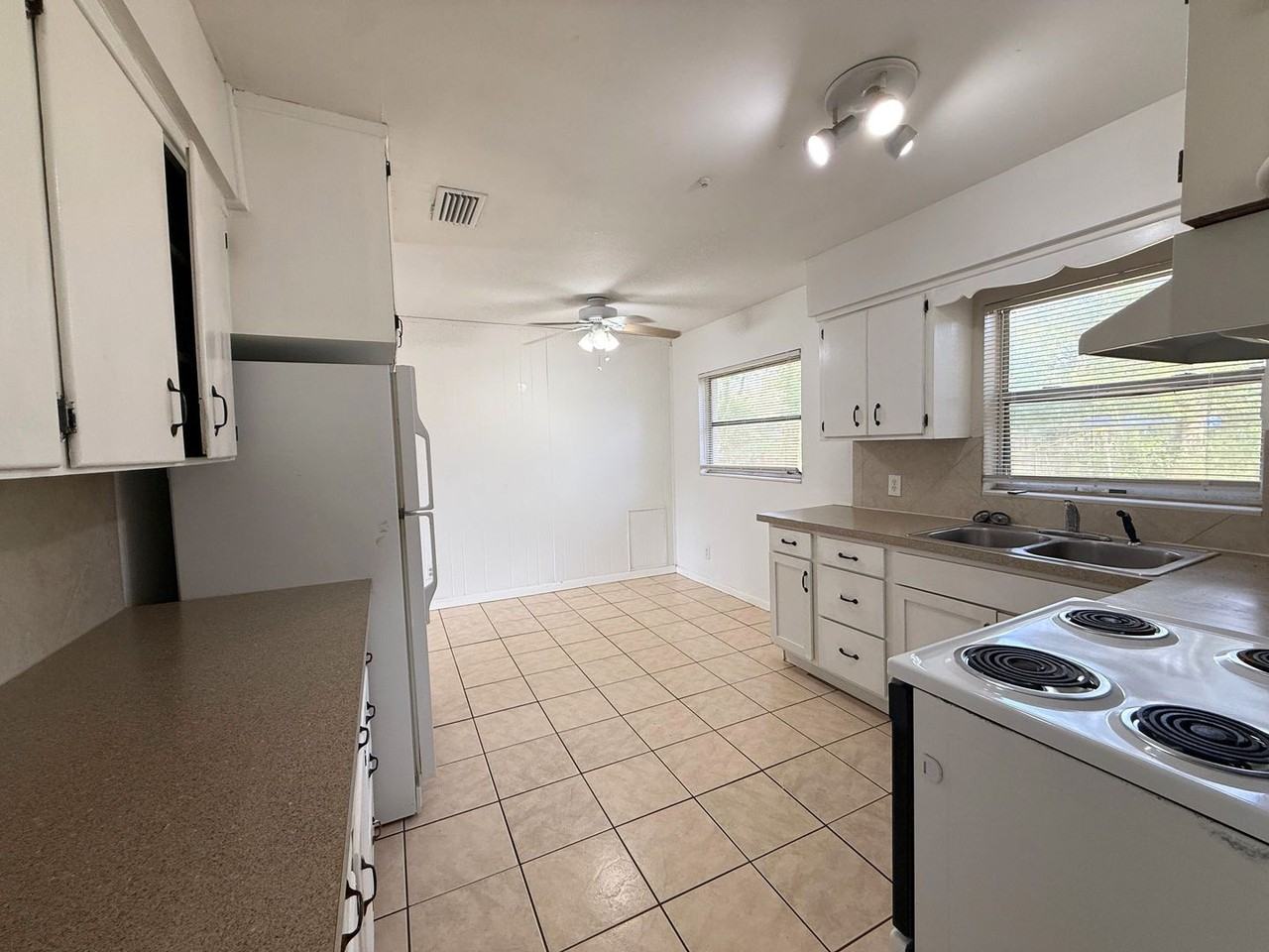 7609 Tacony Dr - Photo 6 of 21