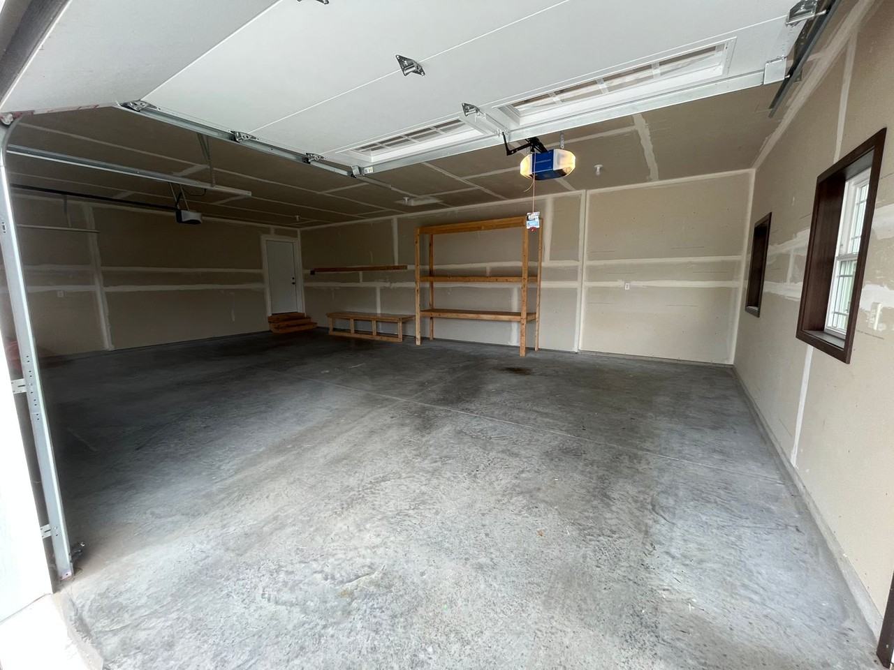 245 Alyssa St - Photo 4 of 33