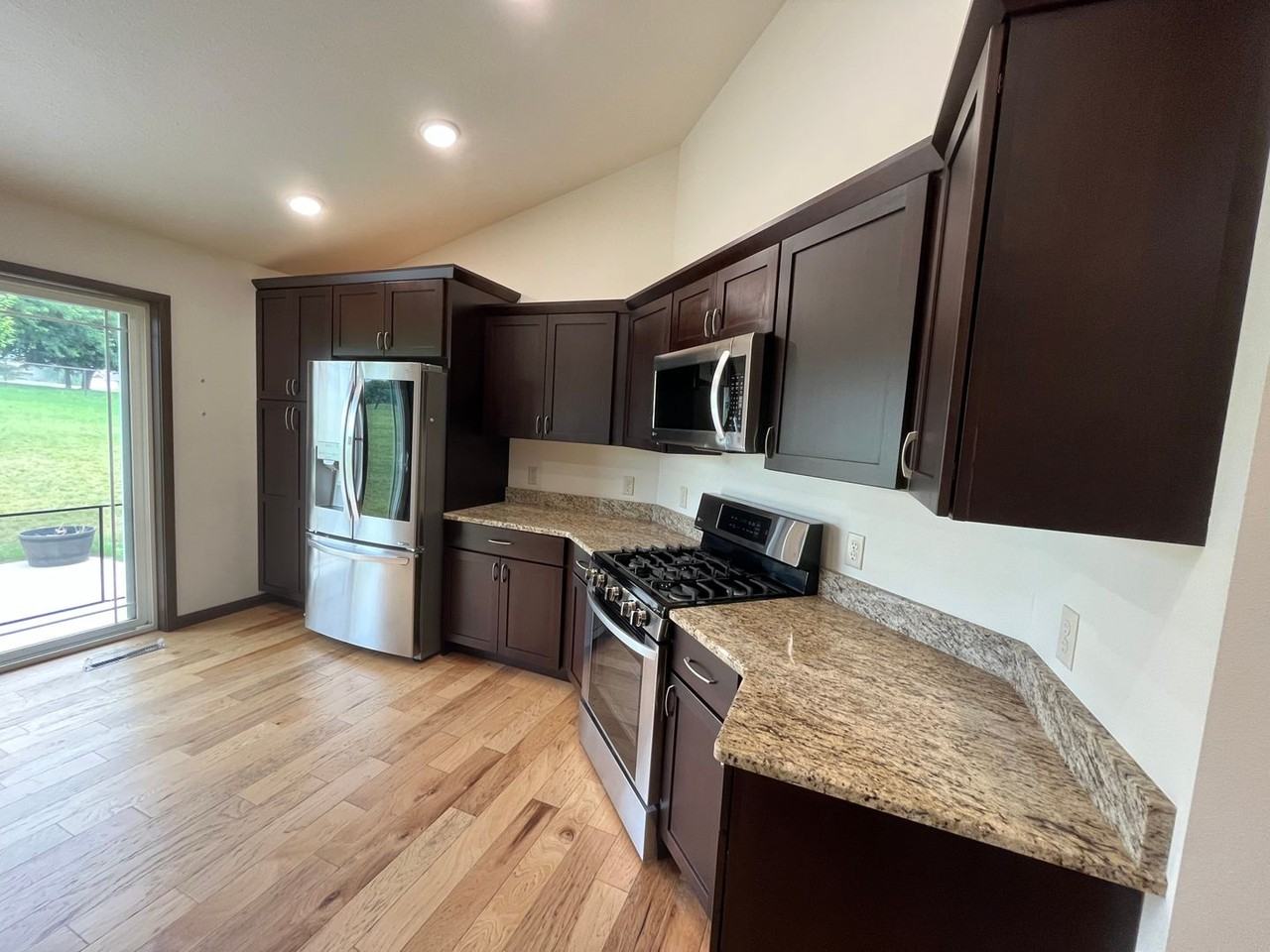 245 Alyssa St - Photo 5 of 33