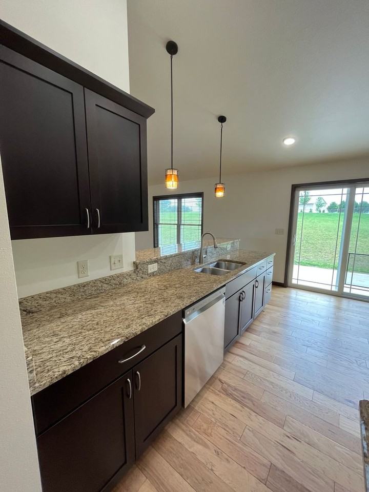 245 Alyssa St - Photo 6 of 33