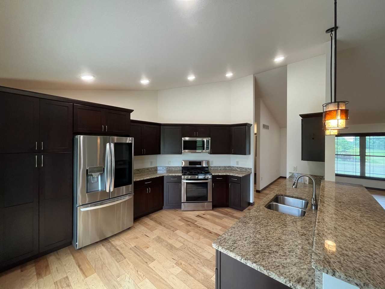 245 Alyssa St - Photo 7 of 33