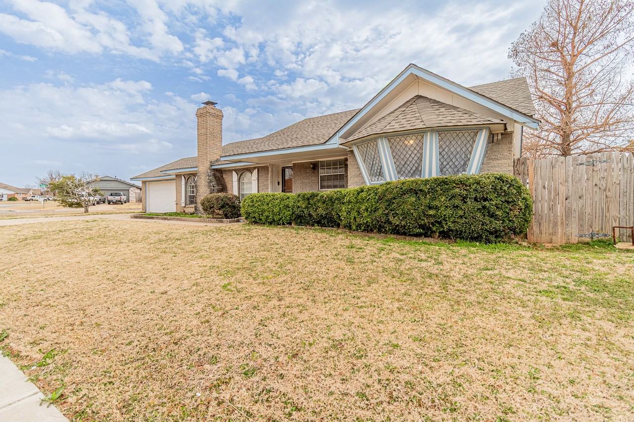 1044 Sw 98th St - Photo 5 of 35