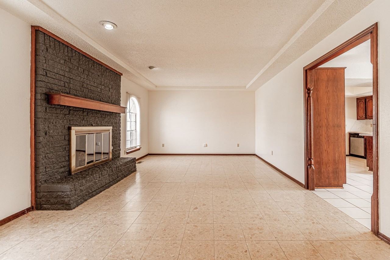 1044 Sw 98th St - Photo 6 of 35