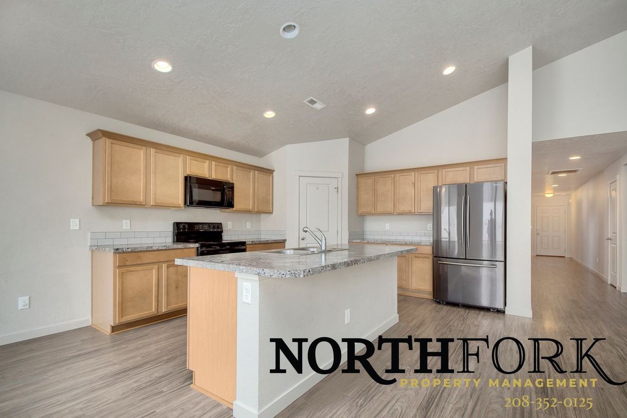 12583 Herrick St - Photo 4 of 16