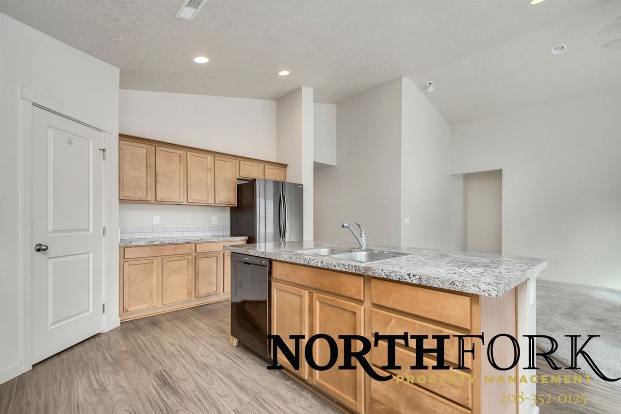 12583 Herrick St - Photo 5 of 16