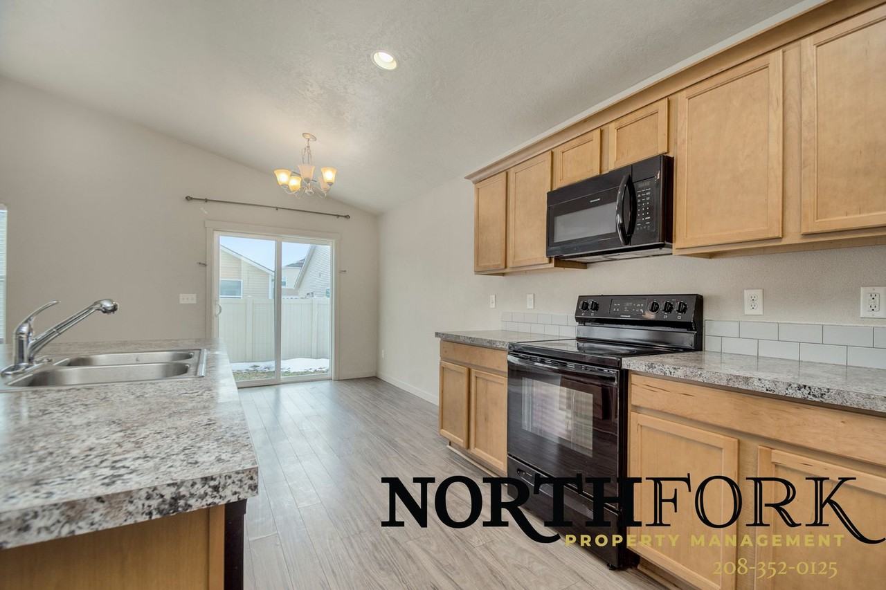 12583 Herrick St - Photo 6 of 16