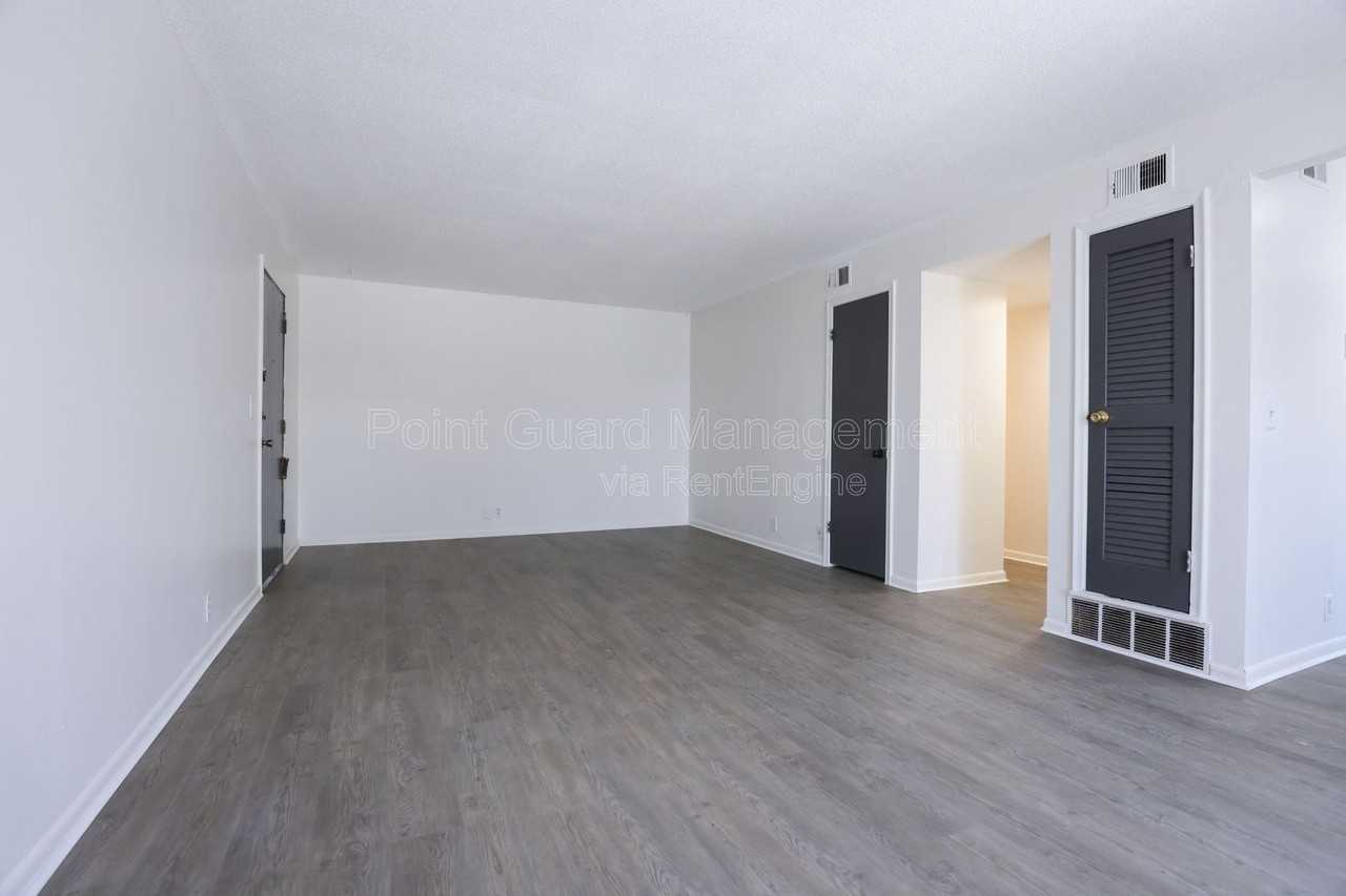 2922 N 54th St #6 - Photo 3 of 11