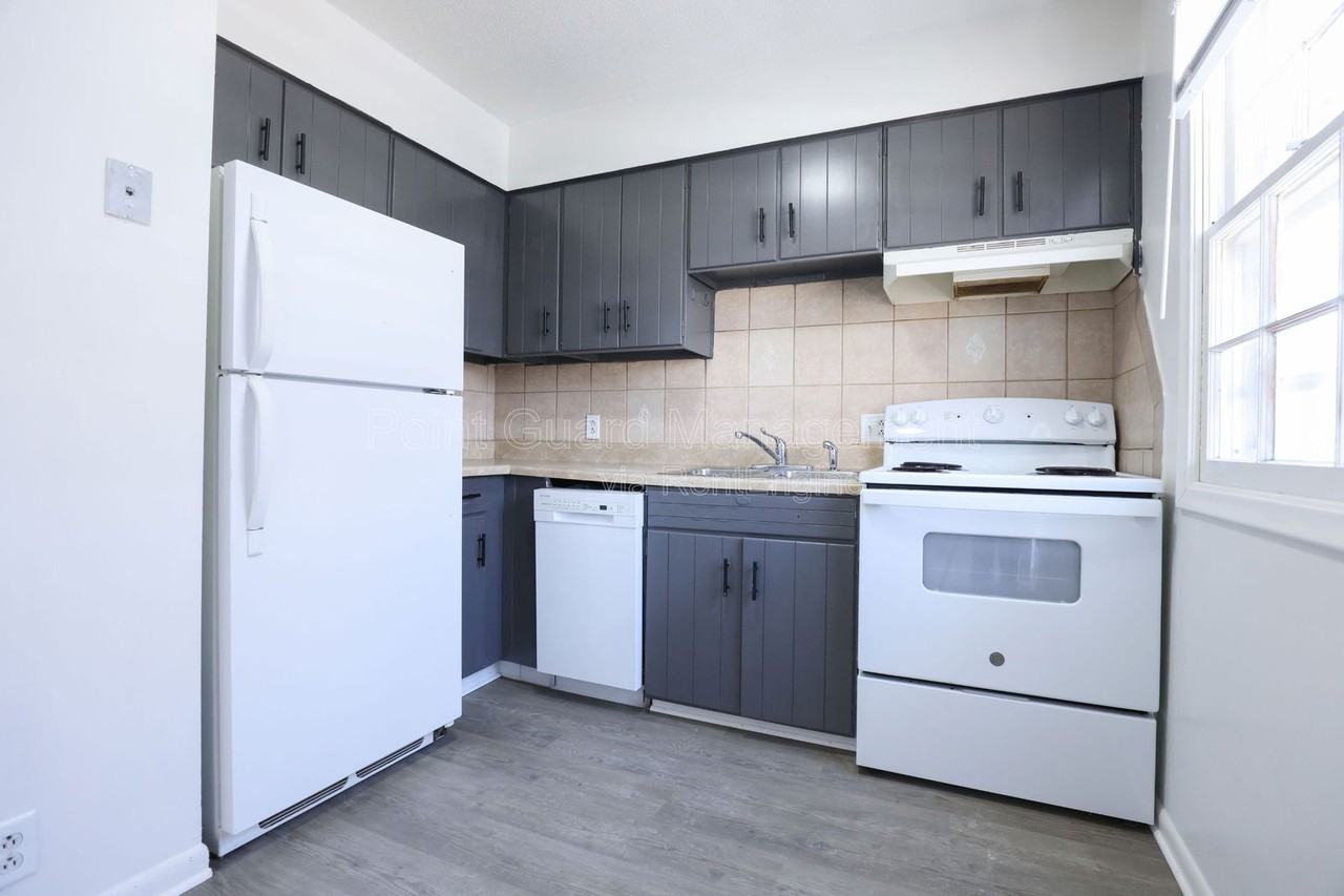 2922 N 54th St #6 - Photo 4 of 11