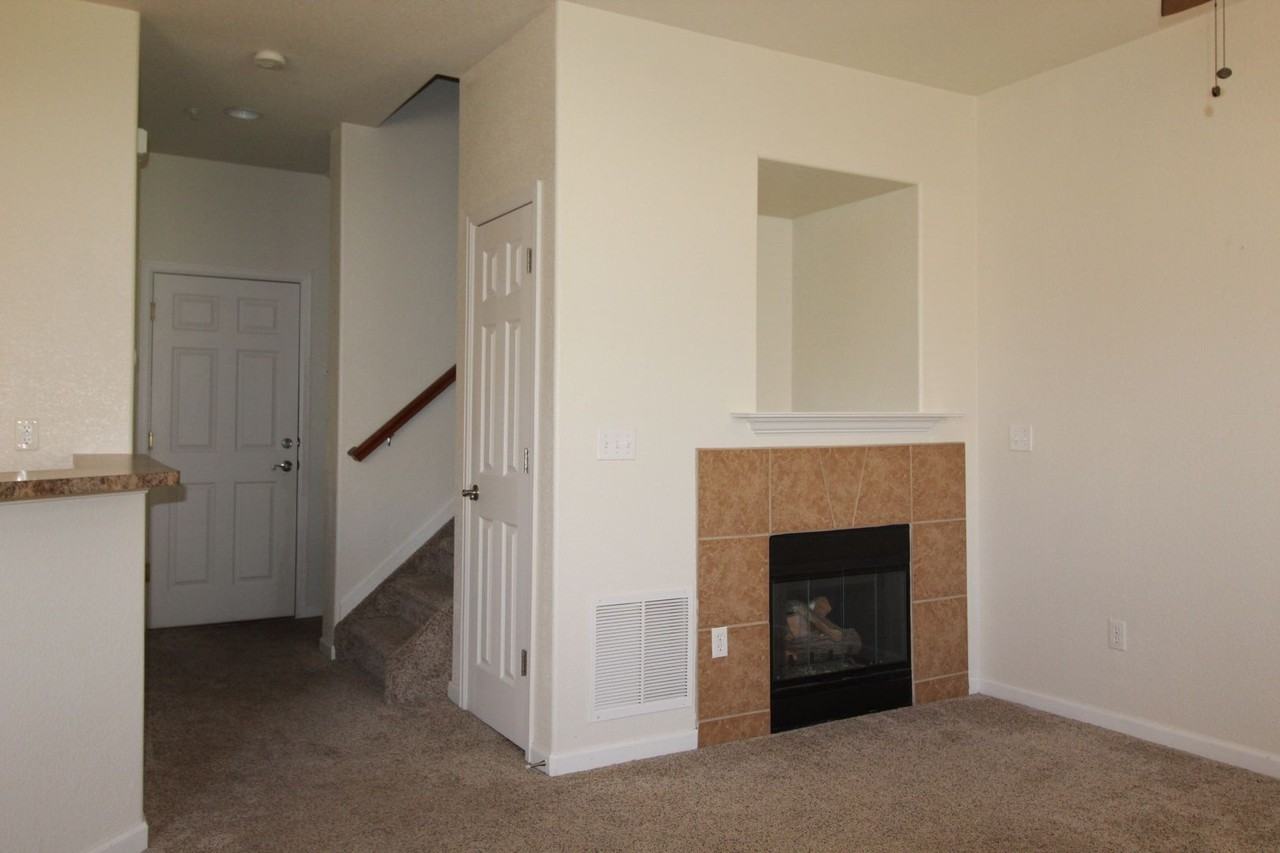 2862 Kansas Dr #H - Photo 5 of 10