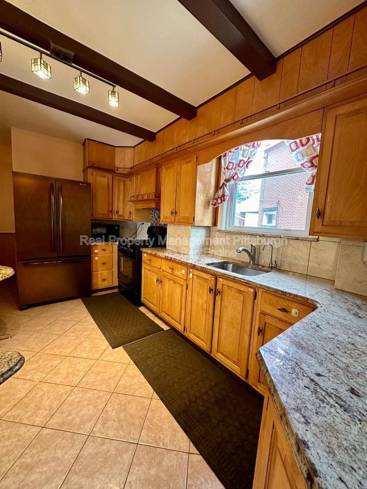 5738 Melvin St - Photo 4 of 23