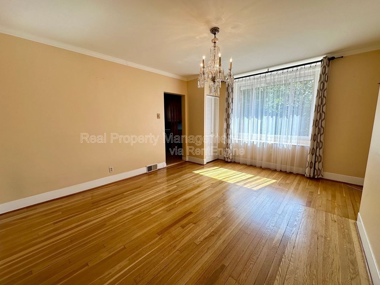 5738 Melvin St - Photo 6 of 23