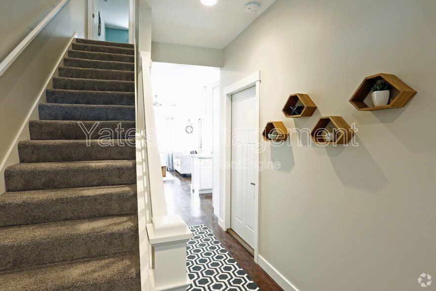 109 Colonial Dr #1 - Photo 5 of 31