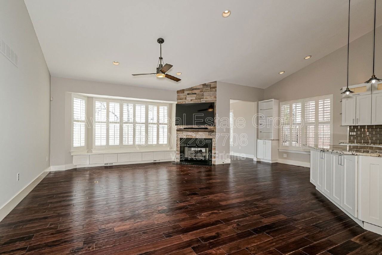 8914 Hilltop Manor Dr - Photo 4 of 29