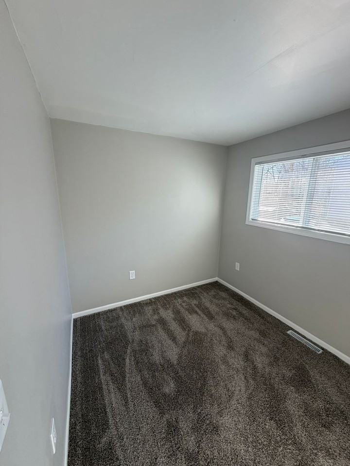 511 W Berry Ave - Photo 7 of 19