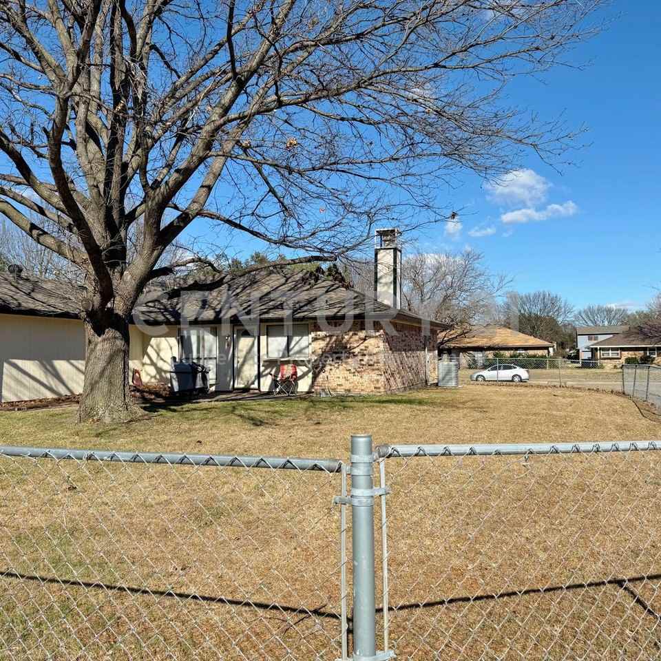 1122 Pyramid Dr - Photo 2 of 8